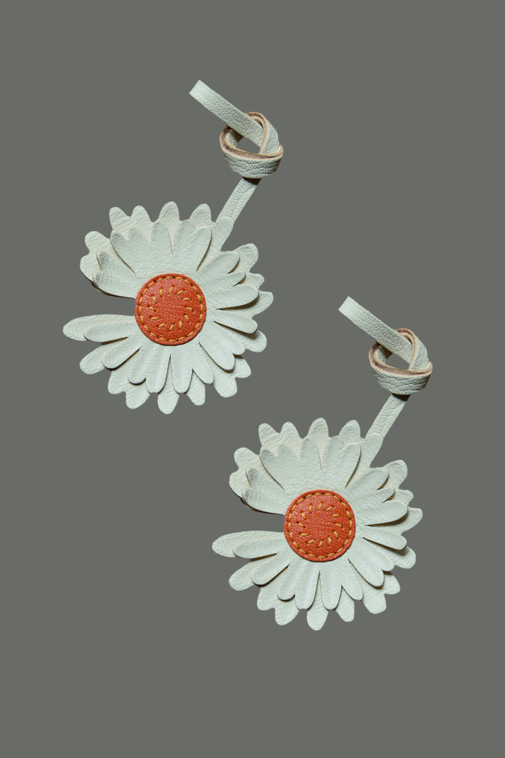 DAISY BAG CHARM